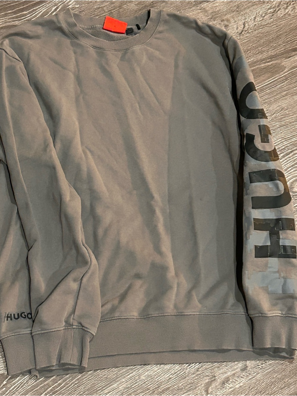HUGO Men's Crewneck Sweatshirt in Gray with Black Sleeve Logo